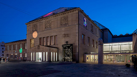 Moser-Bau mit der Lichtkunst «Tastende Lichter» von Pipilotti Rist, dem «Höllentor» von Auguste Rodin und der Skulptur «Janus» von Kader Attia, Foto © Franca Candrian