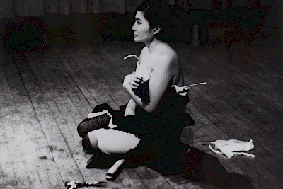 Yoko Ono, Cut Piece, 1964/65, Performance Carnegie Recital Hall, New York City, 21. März 1965, Foto: Minory Niizuma, © Yoko Ono
