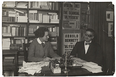 «Ulysses»-Verlegerin Sylvia Beach und James Joyce ind Beaches Buchhandlung «Shakespeare and Company», 1922 | Image courtesy the Poetry Collection of the University Libraries, University at Buffalo, The State University of New York