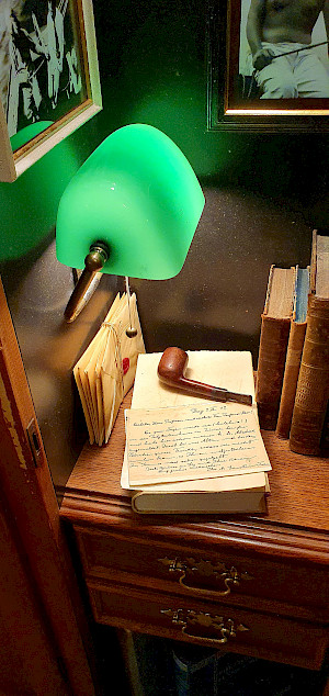 Not visible here: Many of these findings can be opened, rotated and unfolded to obtain more information on Einstein behind, below or on top of them.