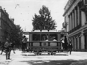 Z%c3%bcrich+1899%3a+R%c3%b6sslitram+Nr.+13+f%c3%a4hrt+von+der+Poststrasse+auf+den+Paradeplatz