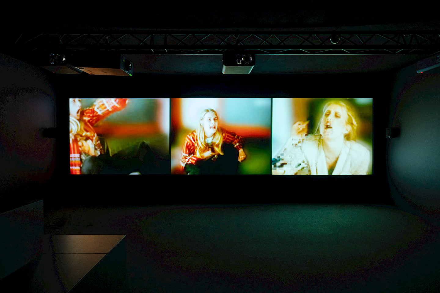 Tatjana Marušić, A WOMAN UNDER THE INFLUENCE - to cut a long story short, 2003
3-Kanal-Videoinstallation, Farbe, Ton; erworben als Betacam SP, Mini DV und DVD; PAL, 4:3, Dauer: 9‘48“, Kunsthaus Zürich, 2004, © Tatjana Marušić