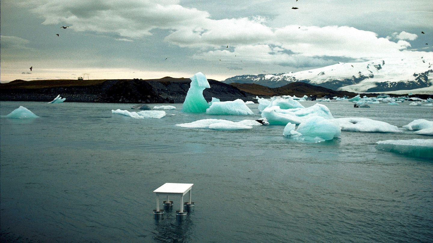 Roman Signer, Tisch, Island, 1994 © Roman Signer