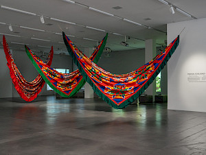Ausstellungsansicht+Disobedience+Archive+(Canopy+for+Broken+Time)%2c+Radical+Ecologies+im+Dialog+mit+Canopy%3a+Ferment+(Splinter)%2c+Migros+Museum+f%c3%bcr+Gegenwartskunst%2c+2026.+Foto%3a+Studio+Stucky.