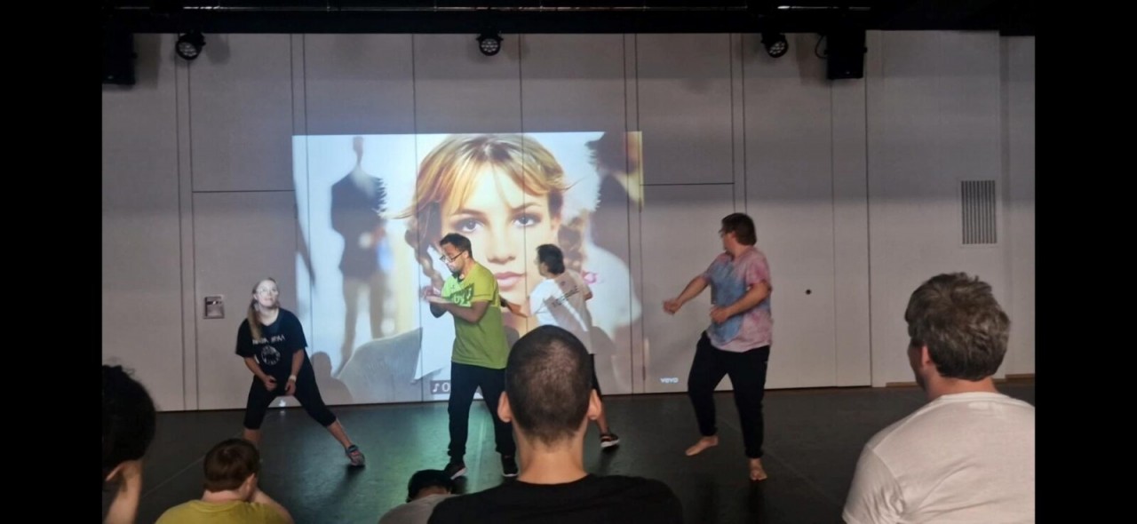 Das Theater Hora befasst sich mit Britney Spears in der Roten Fabrik