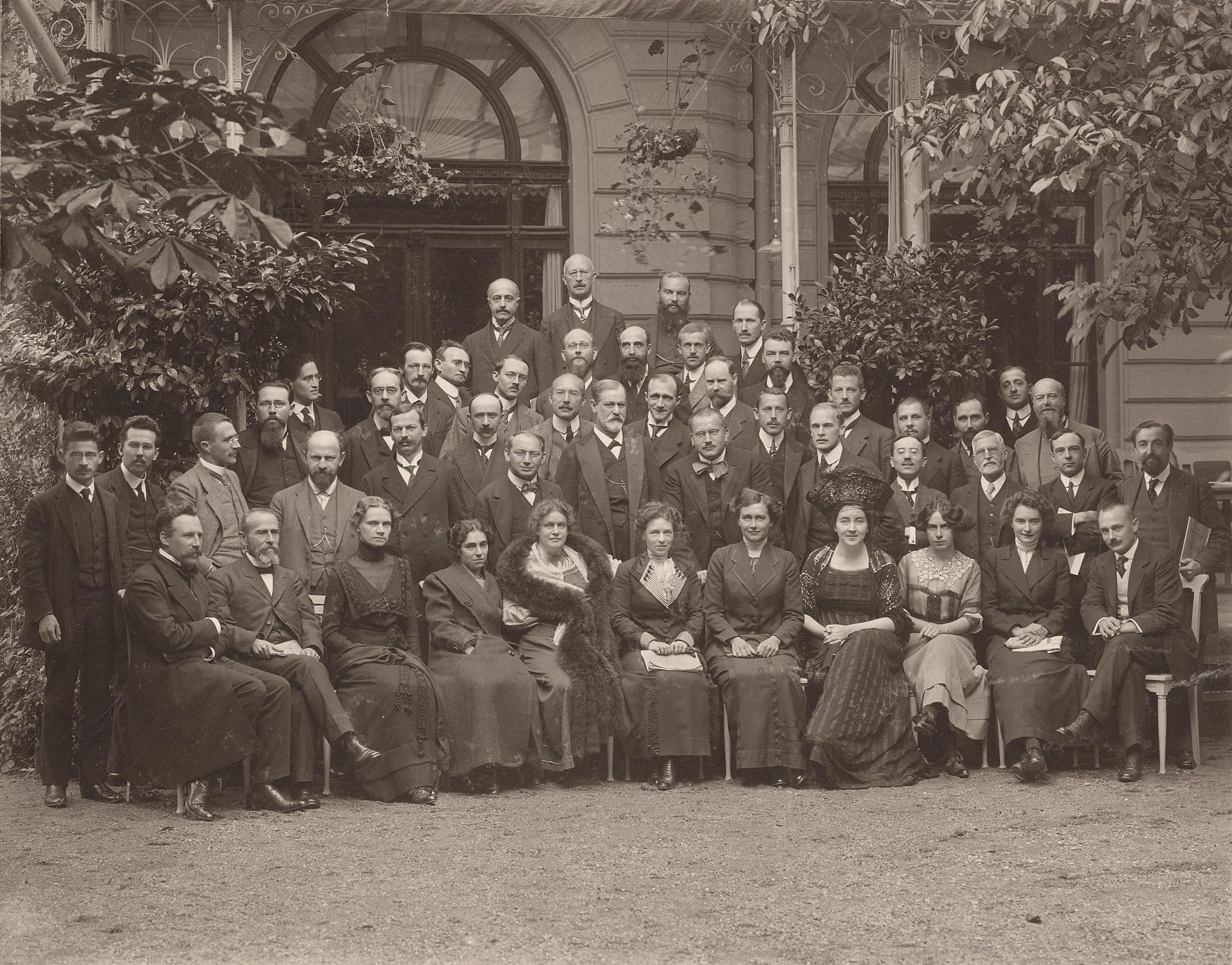 1911 findet in Weimar der dritte Internationale Psychoanalytische Kongress statt. C. G. Jung leitet das Treffen. Zum ersten Mal sind Frauen dabei, so z.B. Lou Andreas-Salomé und Emma Jung. © Familienarchiv Jung, Küsnacht