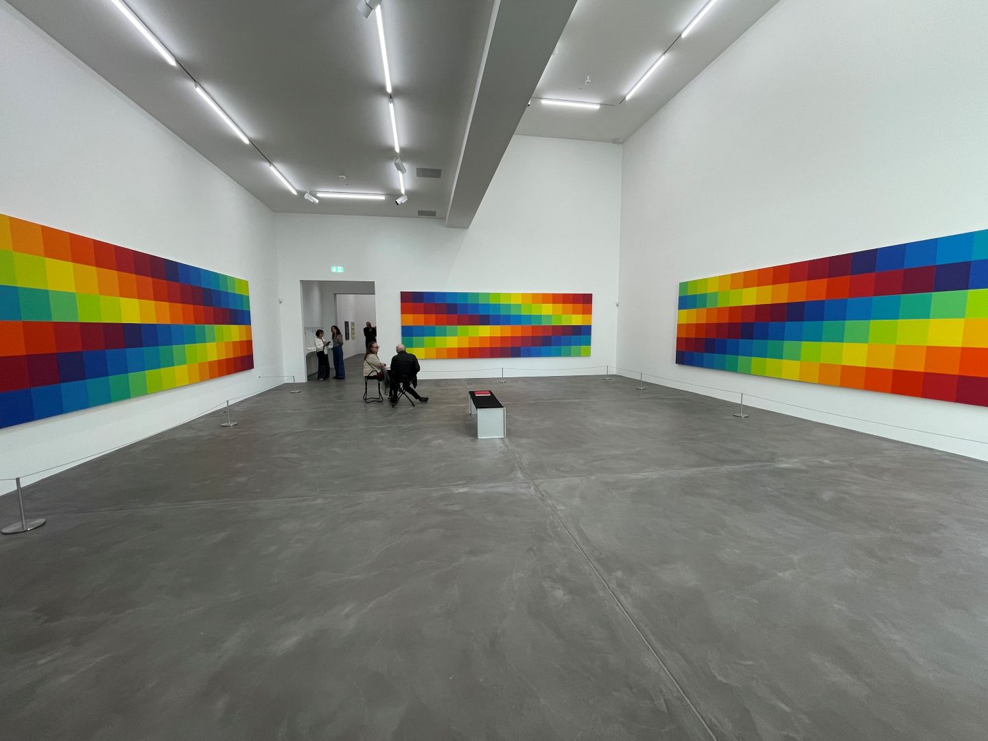 Serielles Reihenthema in achtzehn Farben, Variation A, B und C von Richard Paul Lohse.