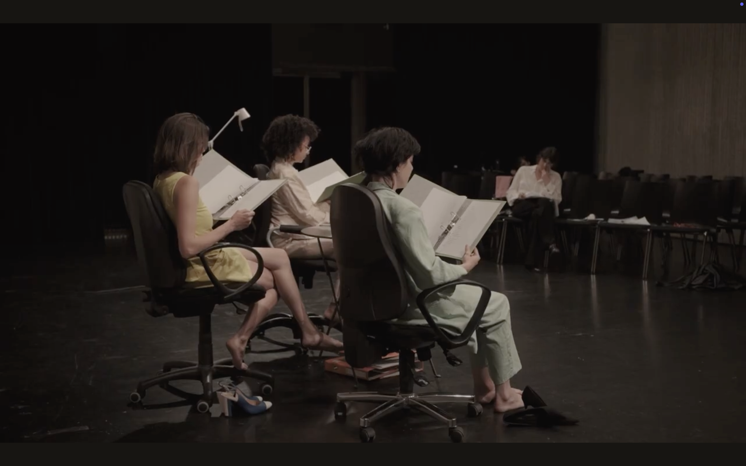 Mit «frau heilt (party) – a rehearsal» von Julia Haenni unter der Regie von Giulia Rumasuglia entsteht eine partizipative Lesung, die sich auf humorvolle, bittere und zugleich poetische Weise mit weiblichen Körpern, Medizin und gesellschaftlichen Zuschreibungen auseinandersetzt.