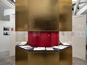 Ausstellungsansicht+%c2%abDadaZwischenSprachen%c2%bb%2c+Cabaret+Voltaire%2c+2026.+Photo%3a+Cedric+Mussano.