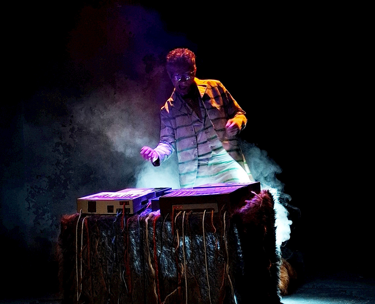 ‘Lüdi sings to the machine’