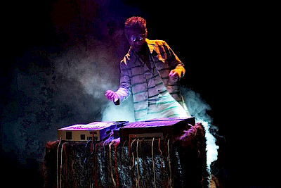 ‘Lüdi sings to the machine’