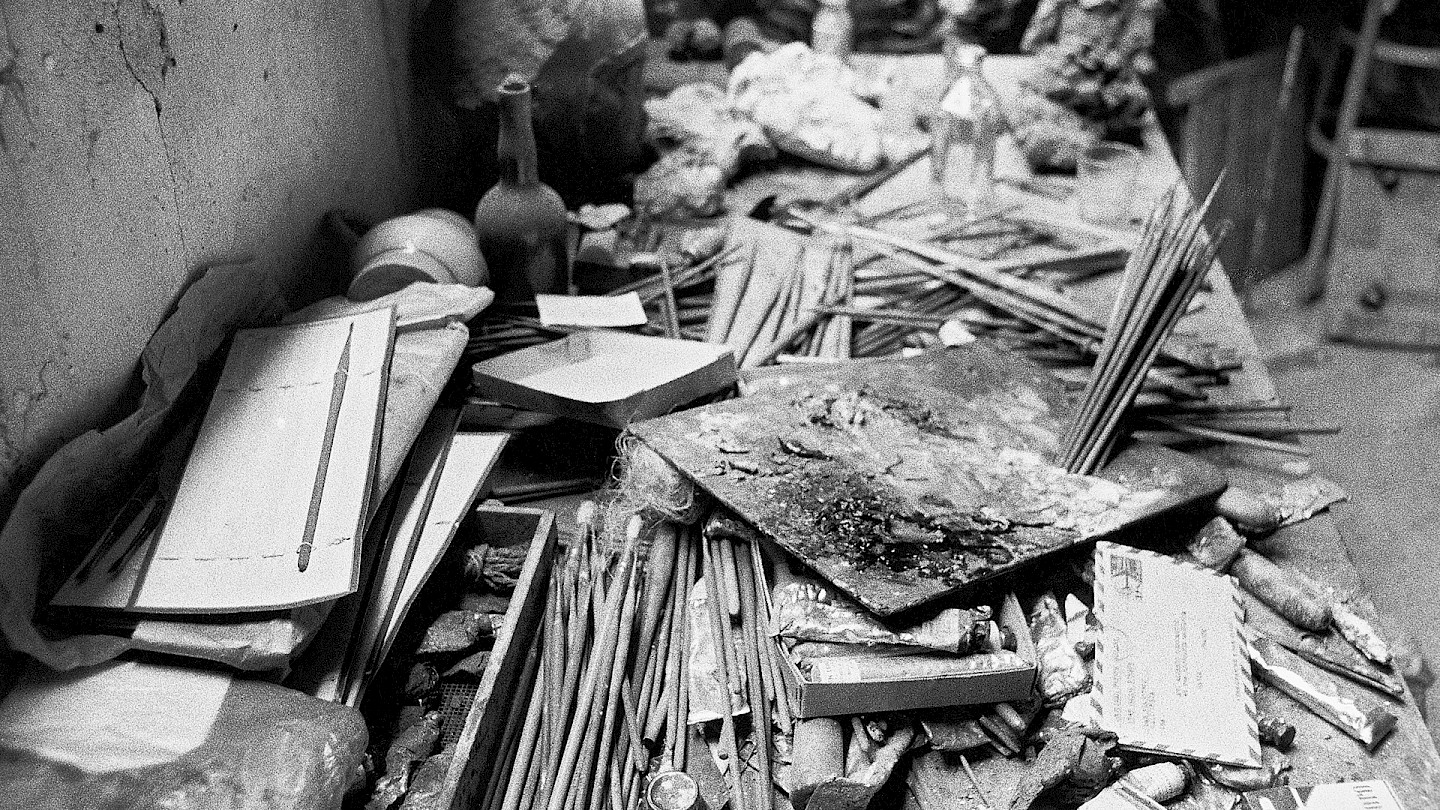 Alberto Giacomettis Arbeitstisch im Pariser Atelier, 1964 © Succession Alberto Giacometti / 2026, ProLitteris, Zurich für alle Werke von Alberto Giacometti / Foto: © 2026 Stiftung Ernst Scheidegger-Archiv, Zürich.