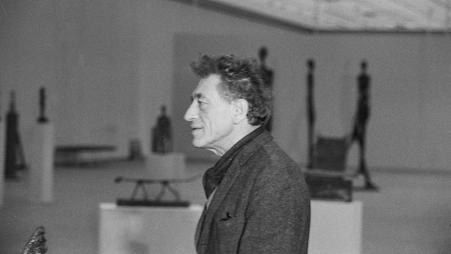 Alberto Giacometti in seiner Ausstellung 