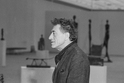 Alberto Giacometti in seiner Ausstellung 