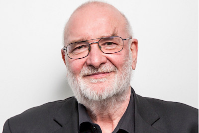 The Art of the Column. ‘NZZ-am-Sonntag’ writer Manfred Papst presents his book ‘Kopf und Kragen’