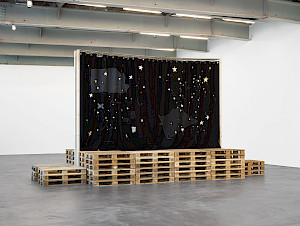 Caspar+Heinemann%2c+ABRACADABRA%2c+2026.+Holz%2c+Metall%2c+Stoff.+Courtesy+der+K%c3%bcnstler+und+Cabinet+Gallery%2c+London.+Foto%3a+Cedric+Mussano.