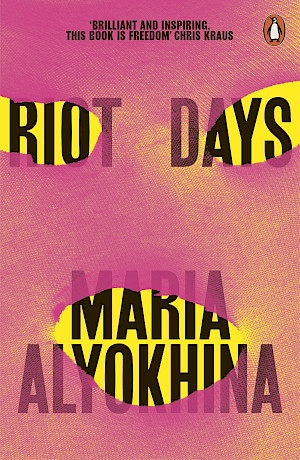 «Riot Days», das Buch von Maria «Masha» Alyokhina, auf dem die Performance basiert.