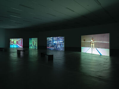 Ausstellungsansicht%2c+Ayo+Akingbade%2c+Crossing%2c+Kunsthalle+Z%c3%bcrich+2026.+Foto%3a+Cedric+Mussano.+Courtesy+Ayo+Akingbade+%26+LUX%2c+London.
