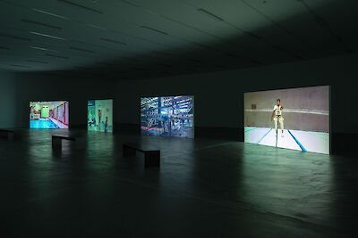 Ausstellungsansicht%2c+Ayo+Akingbade%2c+Crossing%2c+Kunsthalle+Z%c3%bcrich+2026.+Foto%3a+Cedric+Mussano.+Courtesy+Ayo+Akingbade+%26+LUX%2c+London.