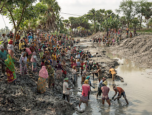 Andri Pol, Dammbau, Tala Tetulia, Südwest-Bangladesch, 2014, © Andri Pol / Fotostiftung Schweiz