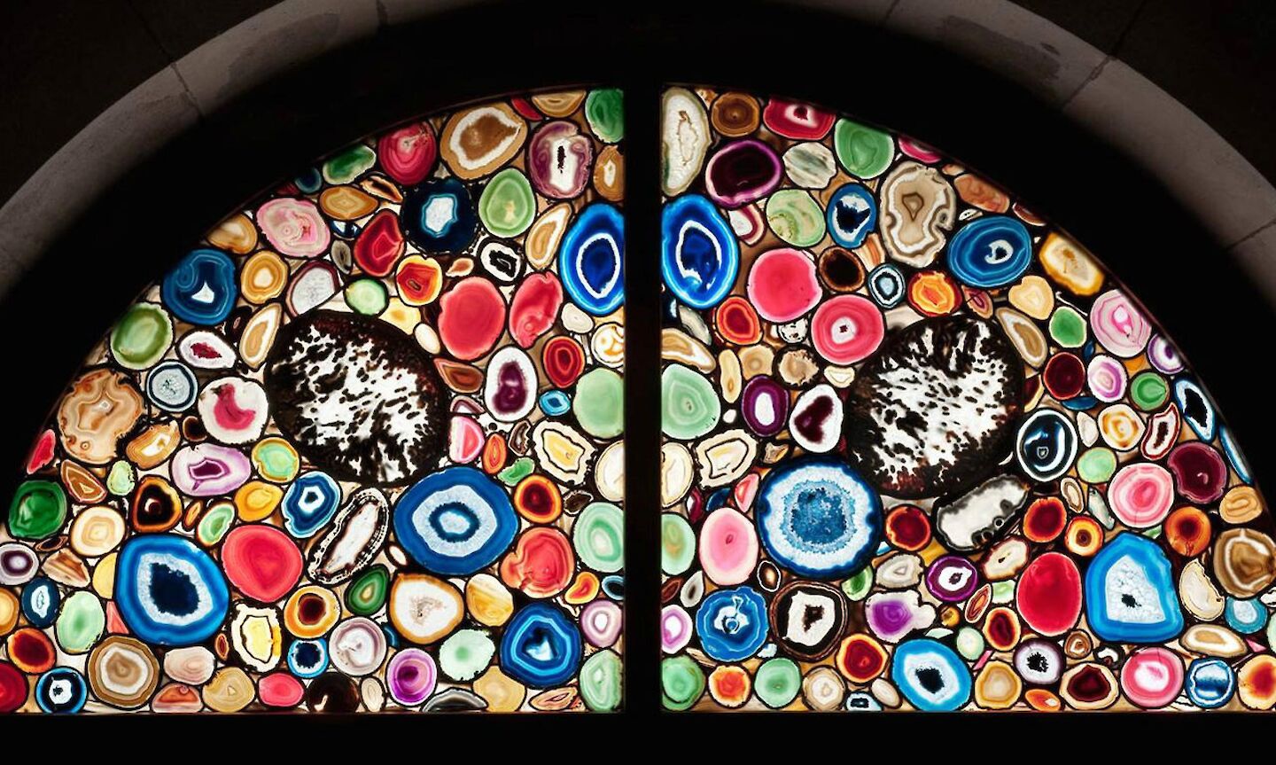 Kredit: Foto Christof Hirtler, Sigmar Polke, Glasfenster im Grossmünster Zürich, © 2026, ProLitteris, Zurich