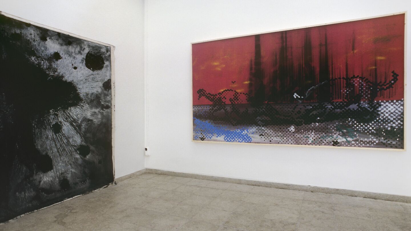 Sigmar Polke, Indigo, 1986; Neid und Habgier II, 1984. Installationsansicht, 42. Biennale von Venedig, 1986 | (c) The Estate of Sigmar Polke / VG Bild-Kunst, Bonn; Foto: Archiv der Anna Polke-Stiftung.
